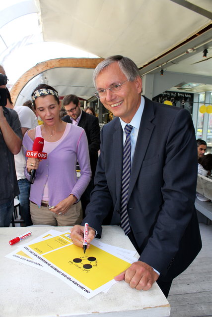 Auch Gesundheitsminster Alois Stöger zeichnet sein ganz persönliches Blindenzeichen.