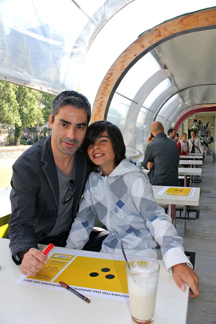 Roman Rafreider gestaltet gemeinsam mit Sohn Luca ein Blindenzeichen