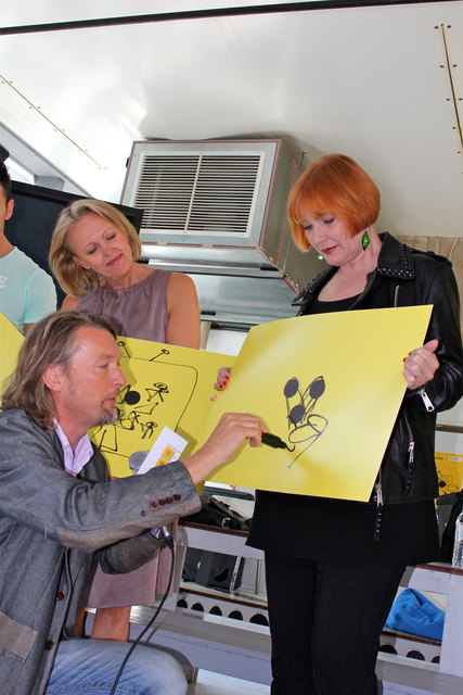 Jeder soll mitmachen beim größten Blindenzeichen der Welt: Jörg Schorn erklärt Hannelore Veit und Chris Lohner wie´s geht