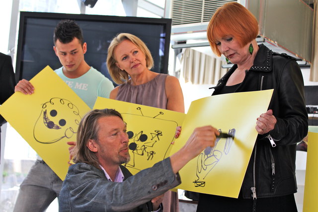 Jeder soll mitmachen beim größten Blindenzeichen der Welt: Jörg Schorn erklärt wie´s geht (v.li.n.re:Lukas Plöchl, Hannelore Veit und Chris Lohner)