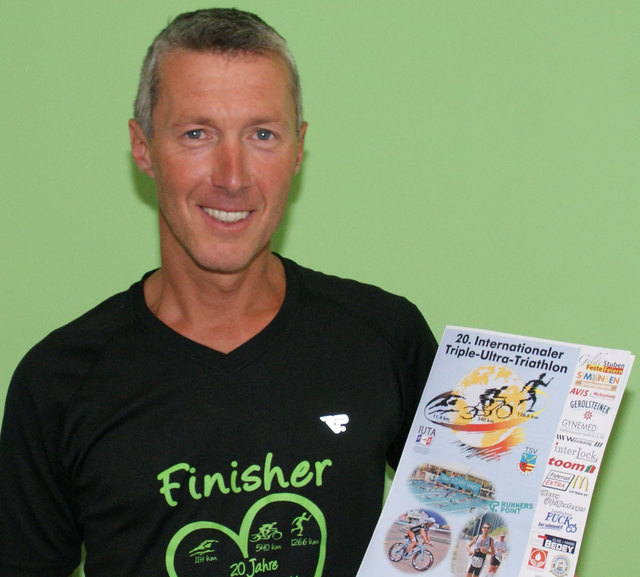 Thomas Kaserbacher mit dem "Finisher"-Shirt und den unglaublichen Streckendaten schwarz auf weiß.