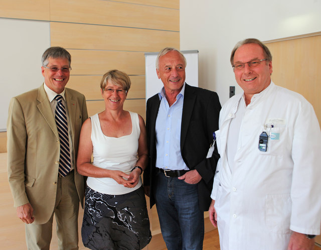 LHStv. Peter Kaiser freut sich gemeinsam mit Villachs Stadträtin Hilde Schaumberger, Rheumaspezialist Dr. Wolfgang Thoma und Primarius Harald Wimmer über die Installierung der neuen Rheumaambulanz am LKH Villach.