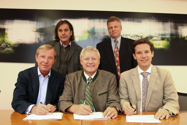 Bei der Vertragsunterzeichnung, vorne: LHStv. Wilfried Haslauer, Bgm. Alois Lankmayer, LHStv. David Brenner; hinten: LKV-Obm. Robert Wimmer und Vizebgm. Klaus Repetschnigg. | Foto: LPB/Neumayr
