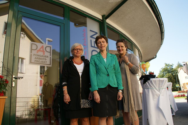 Silvia Geistlinger, PAP-Geschäftsführerin mit Landesrätin Cornelia Schmidjell und Heidi Rest-Hinterseer, Obfrau des Pongauer Arbeitsprojektes vor der neuen PAP-Filiale in Bischofshofen.