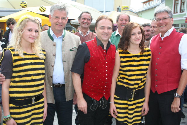 LHStv. Peter Kaiser mit Bürgermeister Sigi nRonacher, LAbg. Siegmund Astner und zwei Bienen am 8. Hermagorer Honigfest.