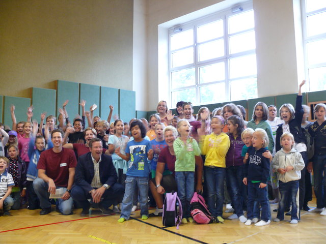 Martin Diatel und Hannes Fazekas inmitten der begeisterten Kids.