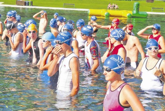 Voller Konzentration und Anspannung warteten die Teilnehmer des Thermentriathlons, während der Countdown für den Start durch das Freibad hallte.