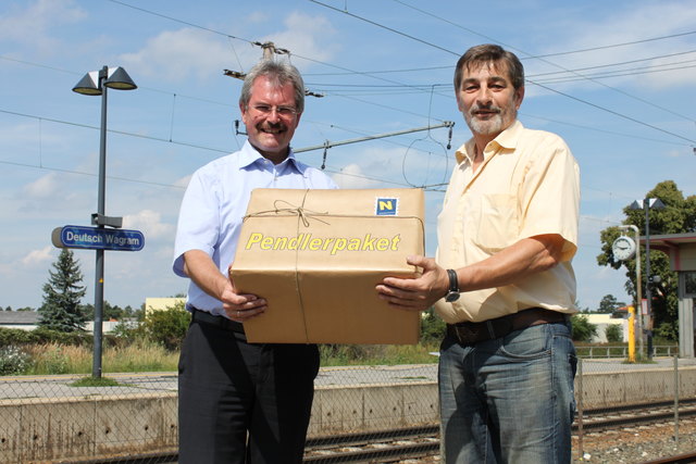 Landesrat Wilfing mit Stadtrat Dietrich am Deutsch-Wagramer Bahnhof, der demnächst erneuert wird. | Foto: privat