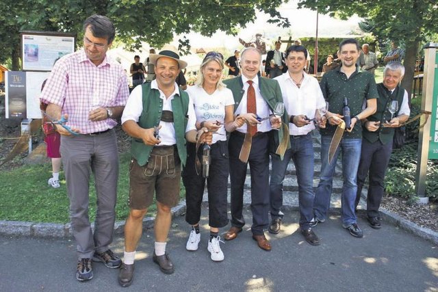 Zu den beiden Landtagsabgeordneten gesellten sich bei der Eröffnung des neuen Tauweges in Tieschen gleich zwei Landesräte und ein Weinbaudirektor.        Foto: WOCHE