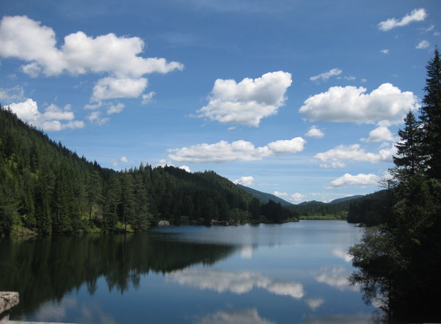 Der Hubertussee liegt auf 825 m Seehöhe und ist 1,1 km lang.