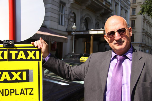 Taxler-Obmann Gerzabek vor dem Imperial: Hierhin wandern oft Taxi-Suchende aus dem Musikverein.