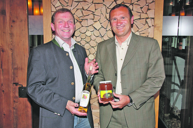 Bauernbund-Obmann Josef Edenhauser und MEP Richard Seeber nehmen zu aktuellen Themen in Oberndorf Stellung. | Foto: Gratl