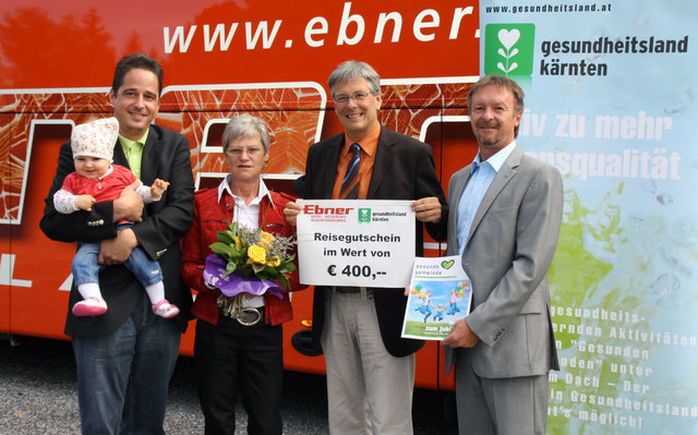 LHStv. Peter Kaiser überreichte gemeinsam mit Gesundheitsland GF Franz Wutte sowie Ebner-Reisen-GF Andreas Osinger mit Tochter den von seinem Unternehmen zur Verfügung gestellten reisegutschein im Wert von 400 Euro an die Gewinnerin des Gesunde- Gemeinde-Gewinnspiels, Margit Hofer aus Spittal