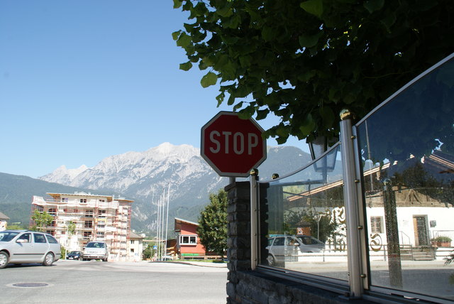 Von Vomperbach und vom Pillberg kommend steht jetzt ein Stoppschild - somit ist die Kreuzung gleichberechtigt geregelt.