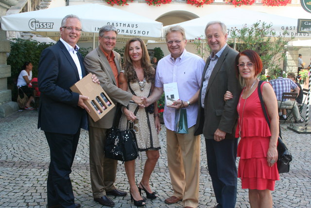 SPÖ-Chef LHStv. Peter Kaiser gratuliert Peter Ambrozy gemeinsam mit KO Reinhart Rohr, Ltg.-Präsident Rudolf Schober und BRin Ana Blatnik zum 65. Geburtstag. Mit dabei auch Ambrozys Ehefrau Patricia.