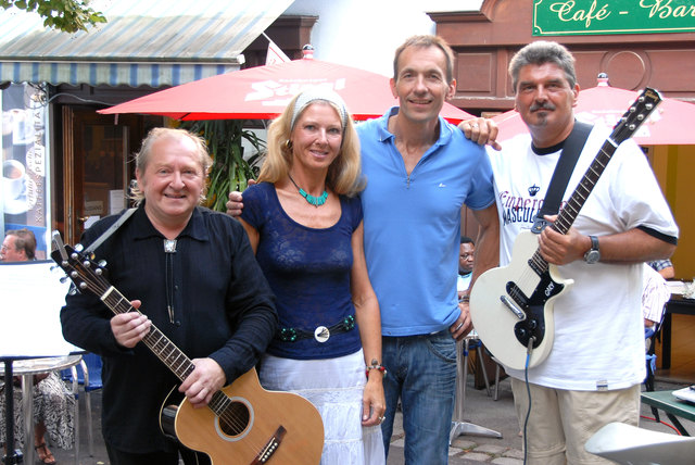 vlnr. Gerhard Lang, Roswitha May, "Hausherr" Reinhard Eggner und Georg Ragyoczy | Foto: Gerhard Glazmaier