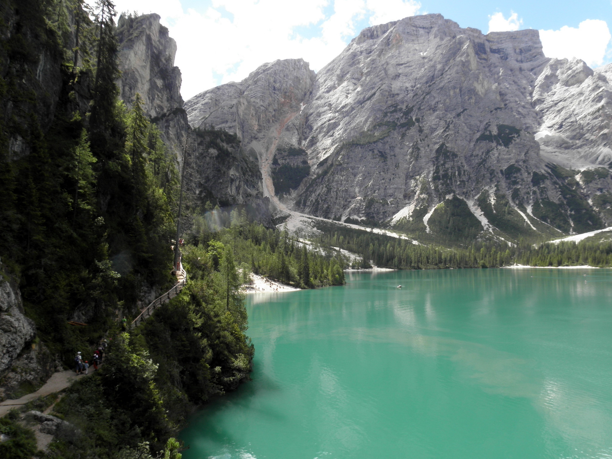 Tagesfahrt zum Pragser Wildsee in den Südtiroler Dolomiten Tagesfahrt zum Pragser Wildsee in den Südtiroler Dolomiten
