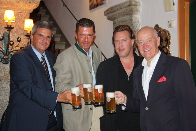 Stießen auf die gelungenen „Kleinen Festspiele auf Burg Golling“ an: Kaltenhausen-Chef Gerhard Leitner, Bezirksblätter Salzburg-Geschäftsführer Michael Kretz, „Jedermann“-Schauspieler Nicholas Ofczarek und Gastronom Hermann Döllerer, Obmann des Kunst- & Musik-Forums Golling. | Foto: Kunst- & Musik-Forum Golling