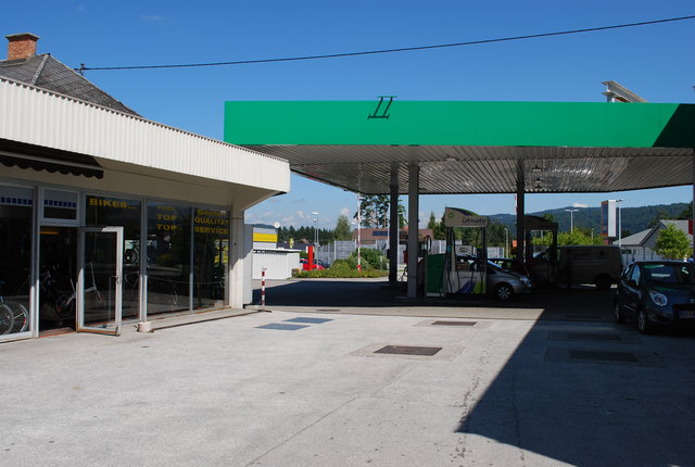 Bei Bikeshop (l.) und Tankstelle Veratschnig weist das Umbau-Konzept der Westeinfahrt „Lücken“ auf. Sperrlinie würde Abbiegen nach Klagenfurt verhindern