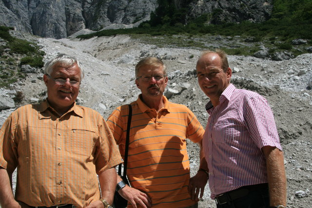 Überlegen neue Lösungen für die Halltalstraße:  Manfred Pittracher und Siegfried Sauermoser von der Wildbachverbauung und Bgm. Arno Guggenbichler.