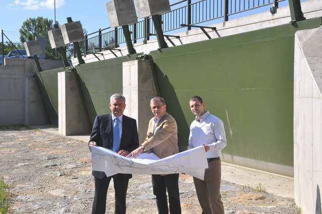 Bürgermeister LA Alfred Riedl inspizierte gemeinsam mit dem Obmann des Krems-Donau-Kamp-Hochwasserschutzdamm-Wasserverbandes Heinz Stummer und Christoph Kellner die Baumaßnahmen.