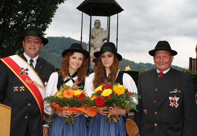 Beim Kameradschafts-Gedenktag 2011 rückten erstmals die neuen Marketenderinnen der Kameradschaft aus, die diese Aufgabe von Christine Hallinger und Heidi Höllbacher übernahmen: Im Bild v.l. Obmann Rupert Lehenauer, Andrea Schultheis und Andrea Neureiter sowie Bezirksobmann Wolfgang Rettenbacher | Foto: freigegeben von MMag. Michael Neureiter