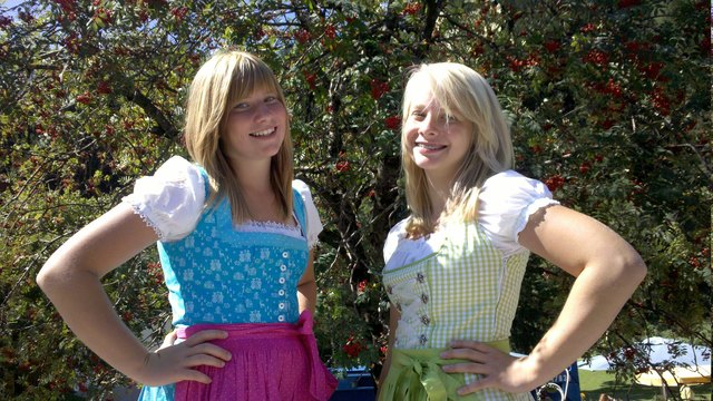 Fesche Dirndln: Julia und ihre Freundin waren beim HeuART Fest dabei