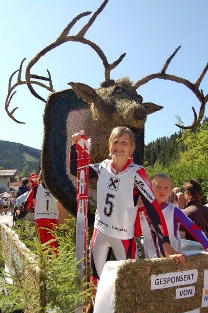 Der Skiklub-Nachwuchs mit dem Marcel-Hirscher-Logo