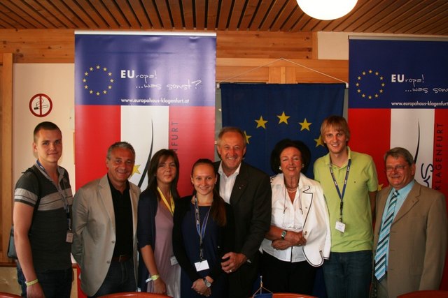 v.l. LAbg Anton, 2. Landtagspräsident Schober, Dr.in Pöllinger und GF Wallner mit TeilnehmerInnen der Jugendbegegnung