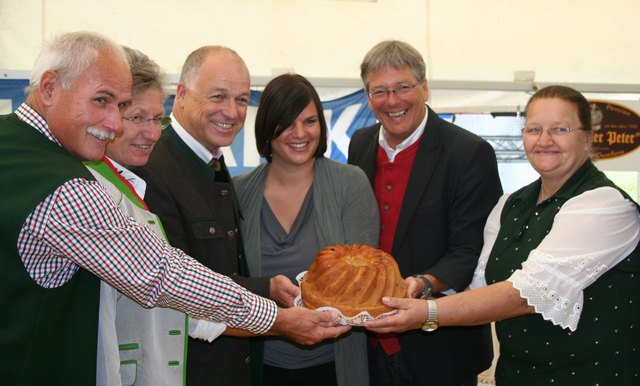 SPÖ-Chef LHStv. Peter Kaiser unterhielt sich am Pohaca-Fest kaiserlich. Am Foto mit Adolf Stark (BgM. Maria Wörthe), ÖVP-LAbg. Annemarie Adlasnig, BgM. Ingo Appe, Andrja Potocnik (VBmg. Partner Gemeinde Triciz) GR Sonja Woschnak und Moderator Robert Moser.