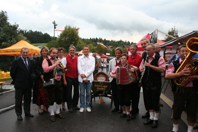 SPÖ-Chef LHStv. Peter kaiser besuchte wie im Vorjahr das Schieflinger Dorffest und nahm den traditionellen Bieranstich vor. Am Foto 1 mit unter anderem dem Bürgermeister der italienischen Partnergemeinde Romans d´Isonzo, Alessandro Zanella (weiße Jacke), BgM. Andreas Happe (rechts neben Bierfass), SPÖ-Ortsparteiobmann Kurt Standmann und VzBgM. Josef Resei (neben BgM. Happe)