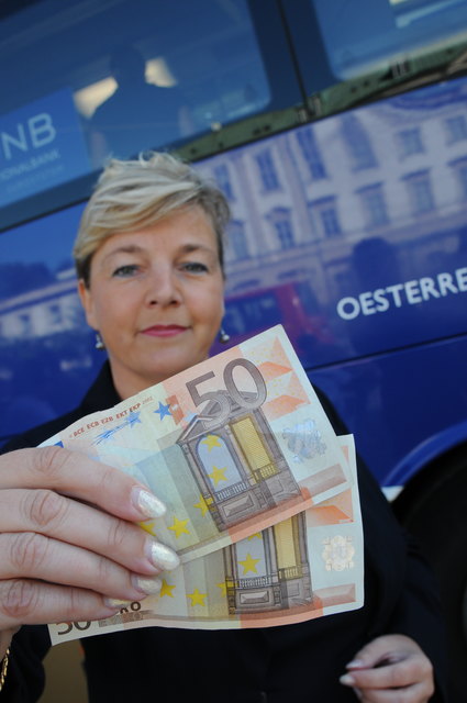 Claudia Fuchs mit einem falschen (oben) und einem echten 50er – erkennen Sie den Unterschied am Hologramm?