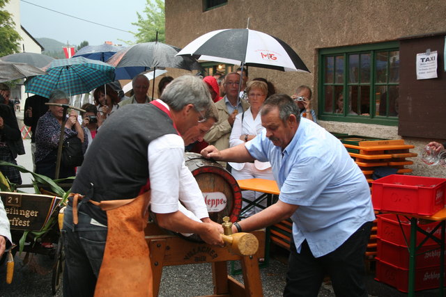 SPÖ-Chef LHStv. Peter Kaiser beim traditionellen Bieranstich am Schieflinger Dorffest mit dem Bürgermeister der italienischen Partnergemeinde Romans d´Isonzo, Alessandro Zanella (hinter Kaiser)