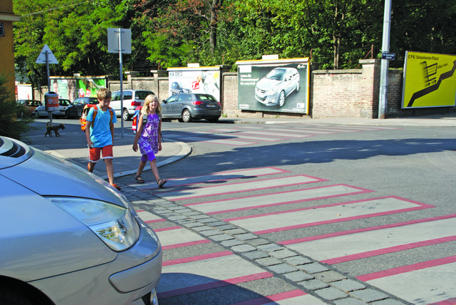 Richtig die Straße überqueren: Marlene (6) und Manuel (10) aus Rudolfsheim üben schon vor Schulbeginn. | Foto: Zezula