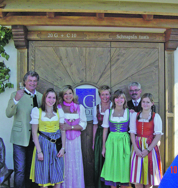 Auch Schlagerduo Marianne und Michael (li.) besuchten „Gidi“ Treffer und seine Familie. | Foto: Ambrosig