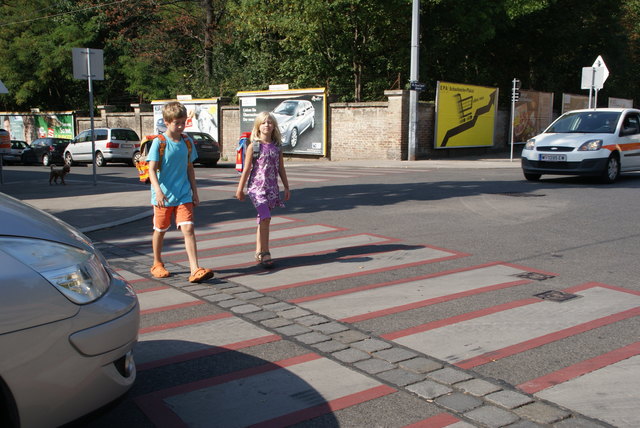 So wird's richtig gemacht: Marlene (6) und Manuel (10) üben schon vor dem Schulbeginn.