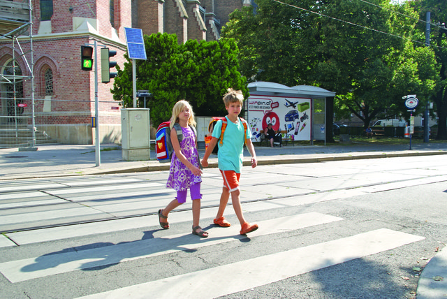 Richtig die Straße überqueren: Marlene (6) und Manuel (10) üben vor Schulbeginn. | Foto: Zezula