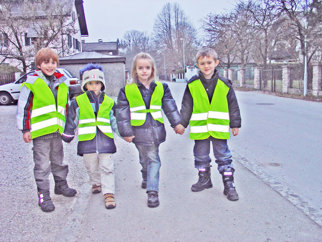 Mit Warnwesten sind Kinder am Schulweg sicherer unterwegs, weil sie dadurch besser wahrzunehmen sind. | Foto: ÖAMTC