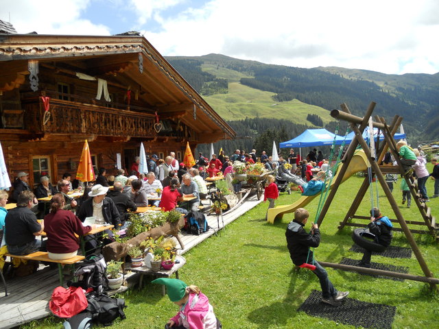 Gute Stimmung herrschte beim urigen Almfest auf der Hintermaisalm am Zwölferkogel in Hinterglemm