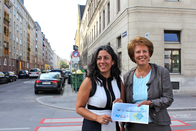 Maria Vassilakou und Friederike Lackenbauer sind überzeugt: auch  der Schulweg in die Alxingergasse wird mit dem neuen Schulwegplan sicherer