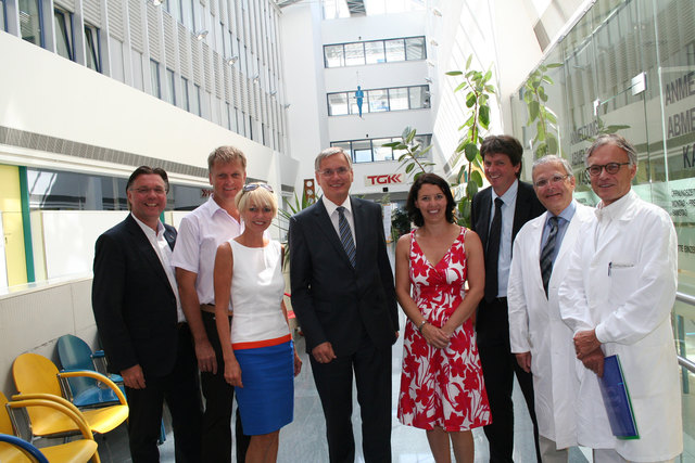 Im „Bergdoktor-Foyer“ des Krankenhauses von rechts: Primar Hermann Kathrein, Primar Josef Bazzanella, Tilak-Vorstandsdirektor Stefan Deflorian, Geschäftsführerin Margit Holzhammer, Gesundheitsminister Alois Stöger, SP-Gesundheitssprecherin Gabi Schiessling, Verbandsobmann Franz Hauser und SP-Bezirksvorsitzender Klaus Gasteiger (v.l.). | Foto: SPÖ/Mayr