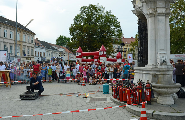 Feuerlöschen konnte man auch selbst ausprobieren bei der langen Einkaufsnacht in Korneuburg
