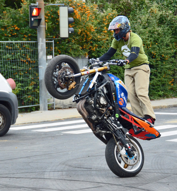 Waghalsige Motorradvorführungen im Rahmen der langen Einkaufsnacht in der Wiener Straße in Korneuburg