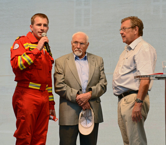 Vertreter der Rettungshundebrigade im Gespräche mit Franz J. Kaupe