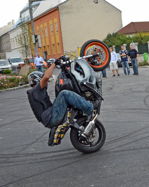 Waghalsige Motorradvorführungen im Rahmen der langen Einkaufsnacht in der Wiener Straße in Korneuburg