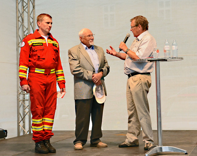 Vertreter der Rettungshundebrigade im Gespräche mit Franz J. Kaupe