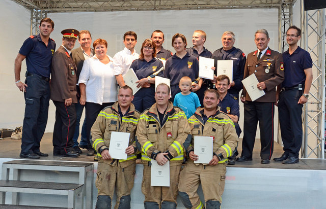 Ehrungen an verdiente Mitglieder der Einsatzorganisationen im Rahmen der langen Einkaufsnacht in Korneuburg.