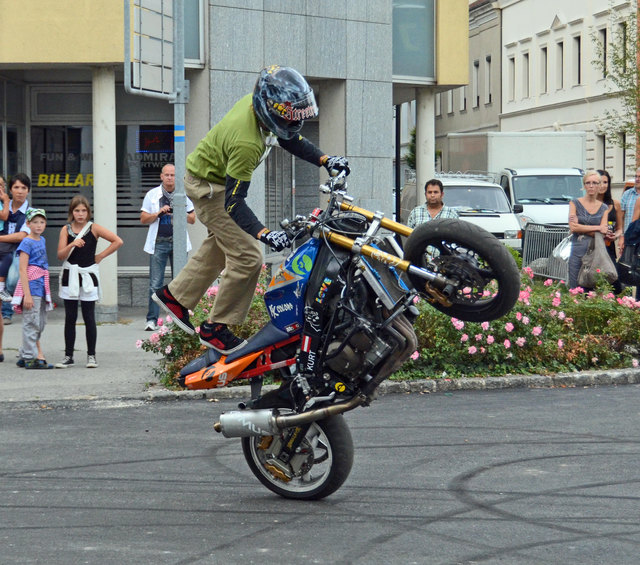 Waghalsige Motorradvorführungen im Rahmen der langen Einkaufsnacht in der Wiener Straße in Korneuburg