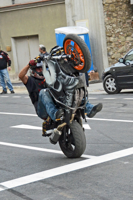 Waghalsige Motorradvorführungen im Rahmen der langen Einkaufsnacht in der Wiener Straße in Korneuburg