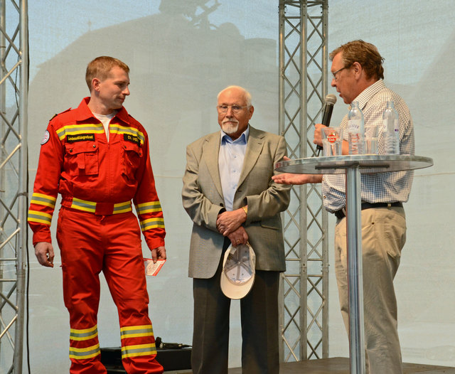 Vertreter der Rettungshundebrigade im Gespräche mit Franz J. Kaupe